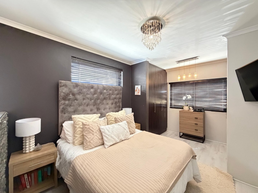 6 Bedroom Property for Sale in Vredehoek Western Cape